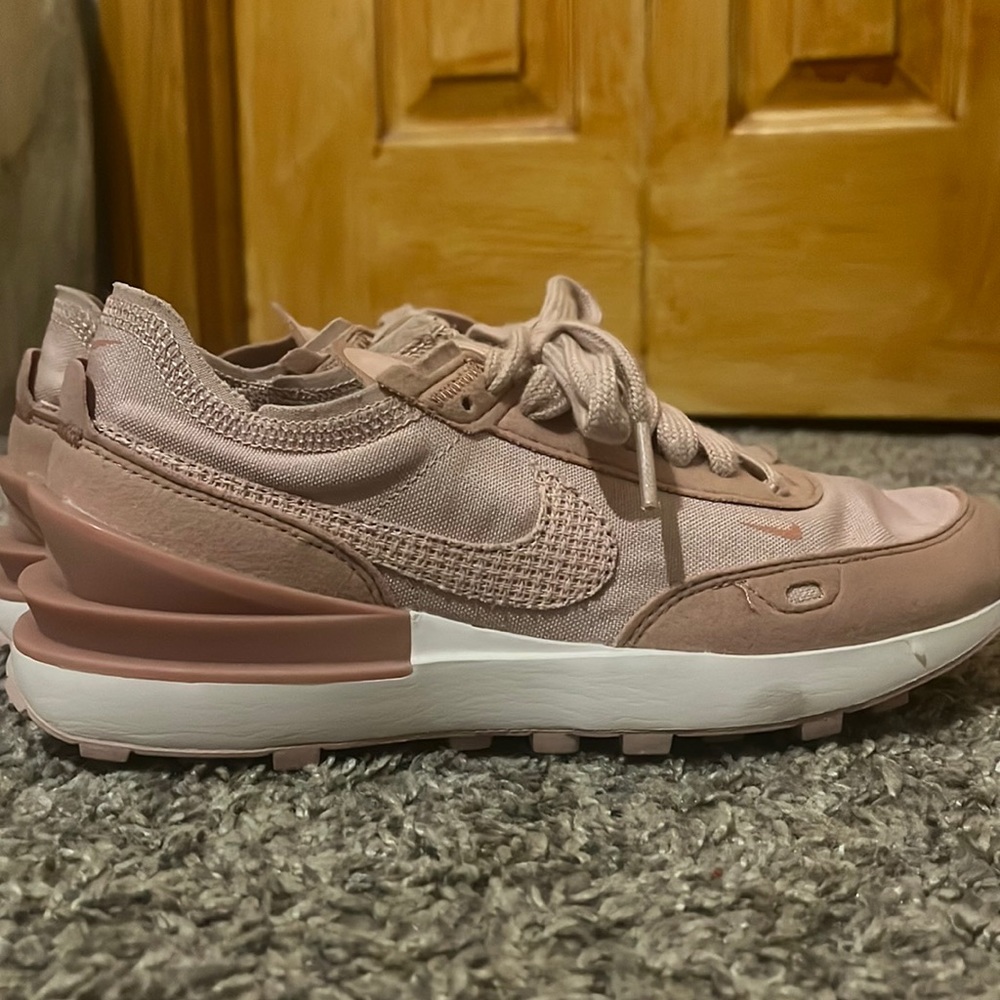 Iightly worn pink nikes size 6 women’s